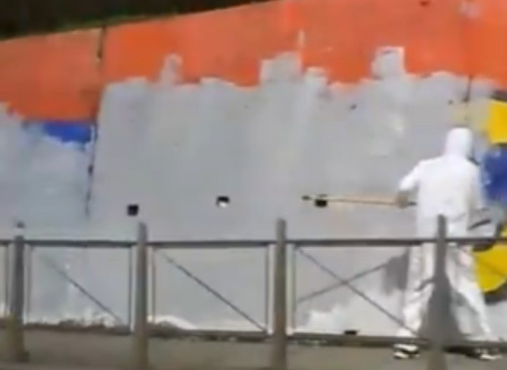 Ko i po čijem nalogu noću prekrečava srpske trobojke po Beogradu